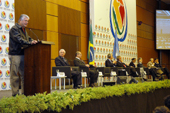 Governador Roberto Requi�o fala durante a Reuni�o do Segmento de Alto N�vel da  8� Reuni�o da Confer�ncia das Partes da Conven��o sobre Diversidade Biol�gica - COP8.  Da esq. para � dir.: Ministro da Pesca, Jos� Fritsch; ministro do Planejamento, Paulo Bernardo; Diretor-Executivo das Na��es Unidas para Meio Ambiente, Klaus Tofles, Presidente da Rep�blica Luiz In�cio Lula da Silva; ministra do Meio Ambiente, Marina Silva; ministro das Rela��es Exteriores, Celso Amorin; secret�rio executivo da Confer�ncia, Ahmed Djoghlaf e prefeito Beto Richa Foto: Julio Covello-SECS
